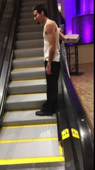 Un gars bourré ne remarque pas que l'escalator est hors service