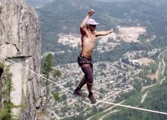Record du monde : Il marche sur un fil long de 64m à 290m du sol sans sécurité !
