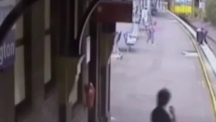 Saca a una niña de las vías en el último momento