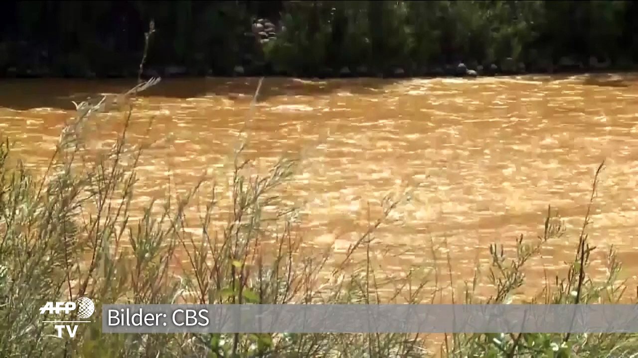 Giftiges abwasser färbt fluss in colorado orange