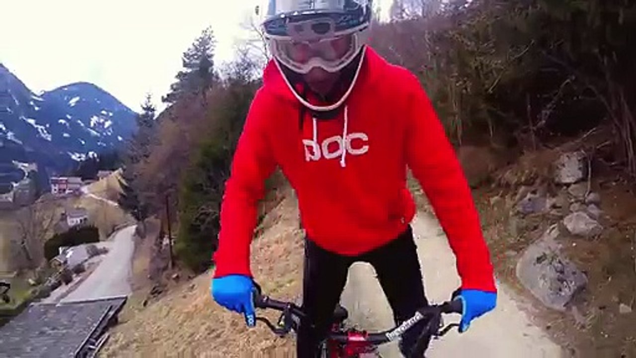 Insolite : ce rider fait du VTT sur la rampe de sécurité
