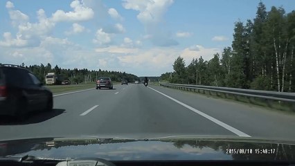 Quand un ours fait de la moto en russie