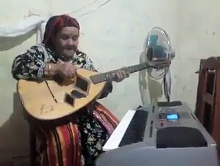 femme  kabyle chante avec la  guitare