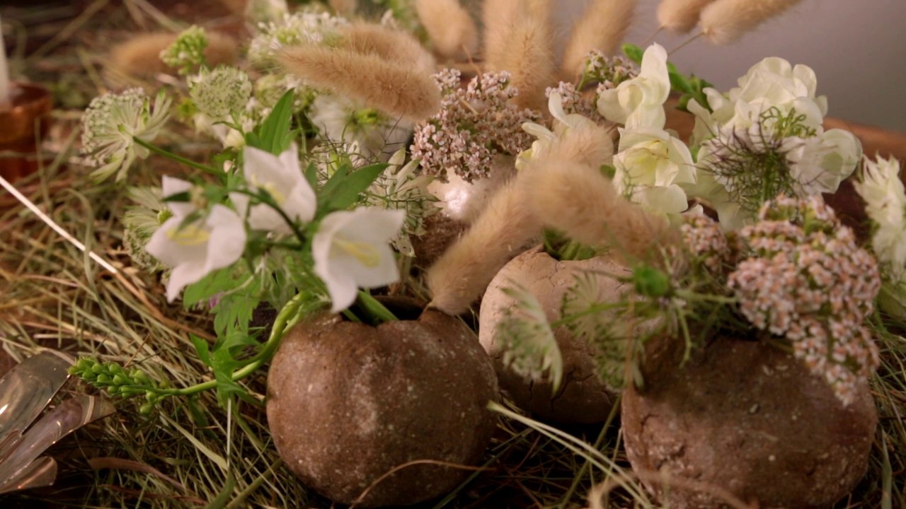 Comment créer un centre de table avec des fleurs de prairie ?