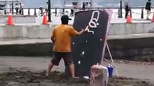 Cet artiste réalise un dessin très impressionnant sur la plage