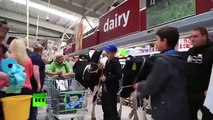 Mira cómo unos agricultores metieron a sus vacas en un supermercado en forma de protesta