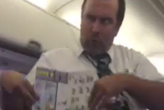 Quand ce steward comique montre des consignes de sécurité dans un avion, tout le monde l'écoute !