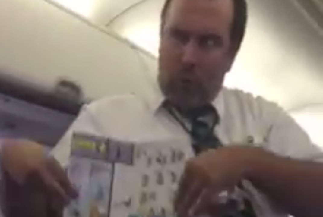 Quand ce steward comique montre des consignes de sécurité dans un avion, tout le monde l'écoute !