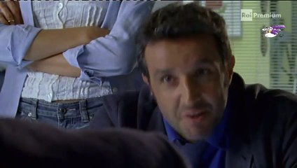 Lo sbirro Insinna interroga gli ex della sua ex