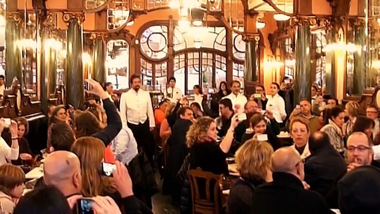 Flashmob Opera Majestic Cafe