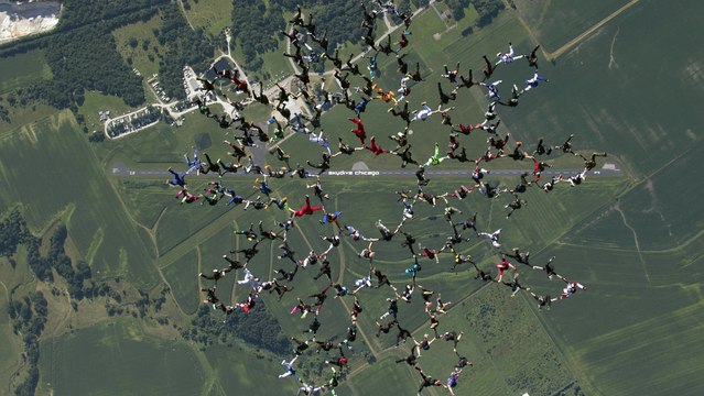 Breaking the Group Skydiving World Record