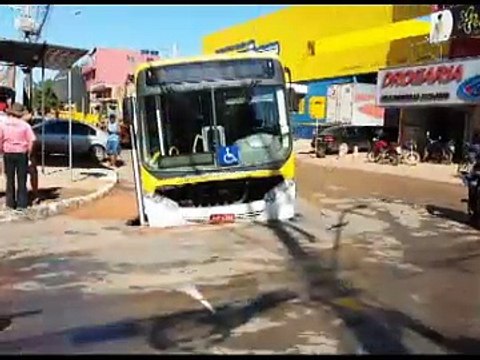 ASFALTO CEDE E ENGOLE RODAS DE ÔNIBUS