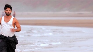 Alia Bhatt Hot & Sexy Scene in Bikini 2015 Shaandaar with Shahid Kapoor