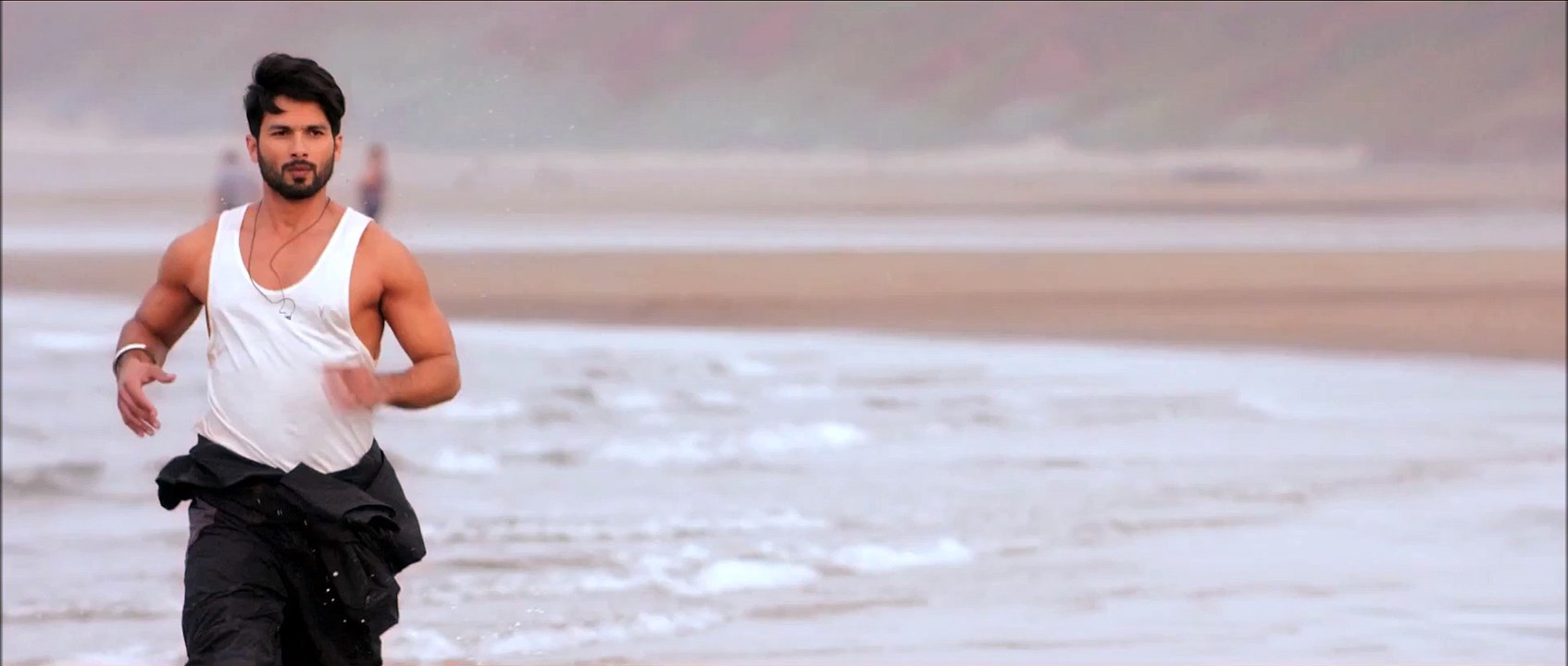 Alia Bhatt Hot & Sexy Scene in Bikini 2015 Shaandaar with Shahid Kapoor