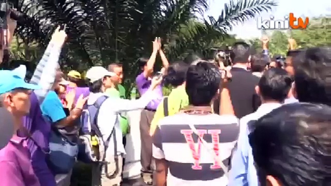 Pengerang walker catches Wee by surprise