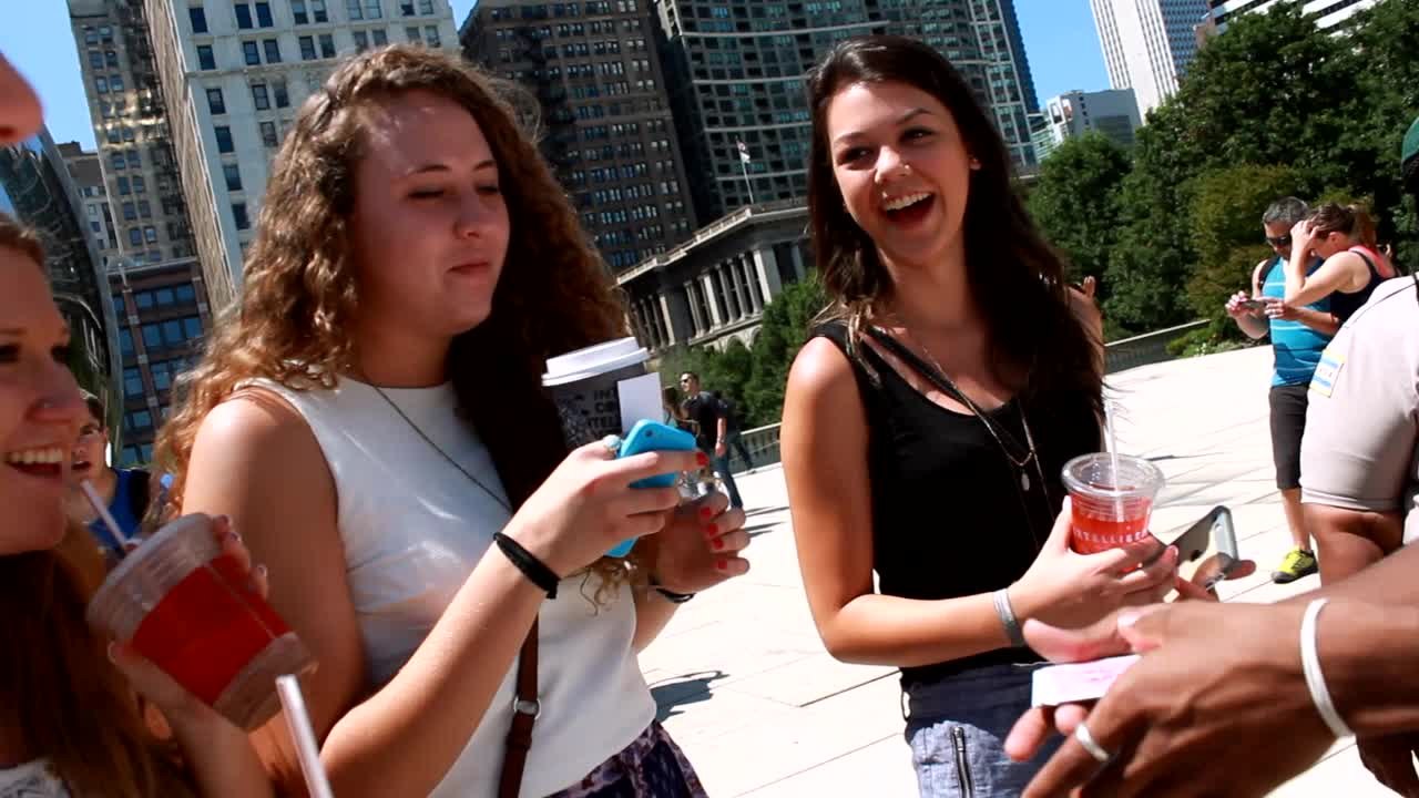 Street magicians pull off jaw-dropping tricks in Chicago