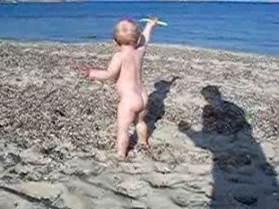Romain à la plage tout nu