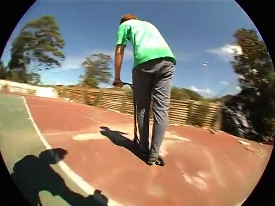 Tricks extrême en trottinette ! Terribleeeee !