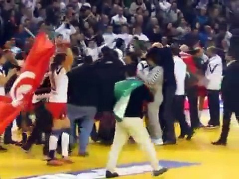 الجمهور الجزائري يساند المنتخب التونسي في نهائي كأس أمم إفريقيا لكرة اليد سيدات ويهتف بفلسطين