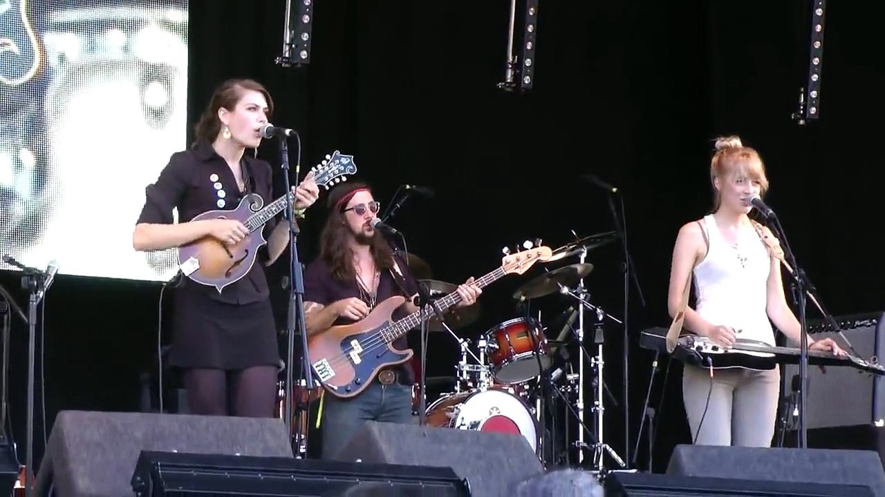 Larkin Poe - Wade In The Water (Cropredy Festival 2012, 10/08/2012)