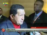 Presidente Hugo Chavez le Regala al Presidente Barack Obama Libro de Eduardo Galeano 