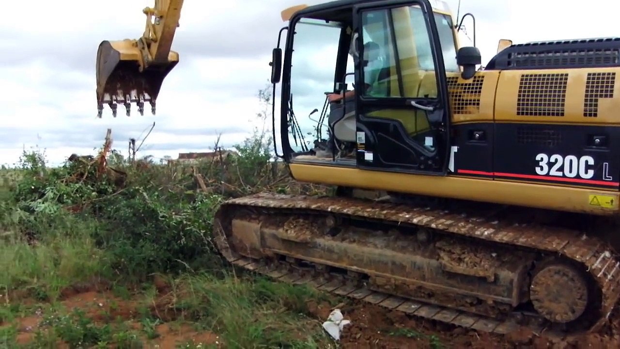 pelle chenilles 320 C caterpillar avec adrien GILLET TP sur ses debuts en defrichage