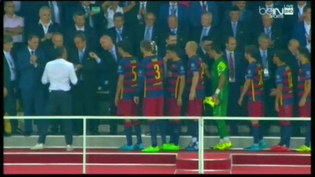 مراسم تتويج فريق برشلونة بكأس السوبر الأوروبي