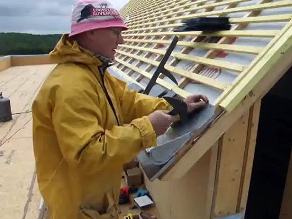 Pose de la première ardoise