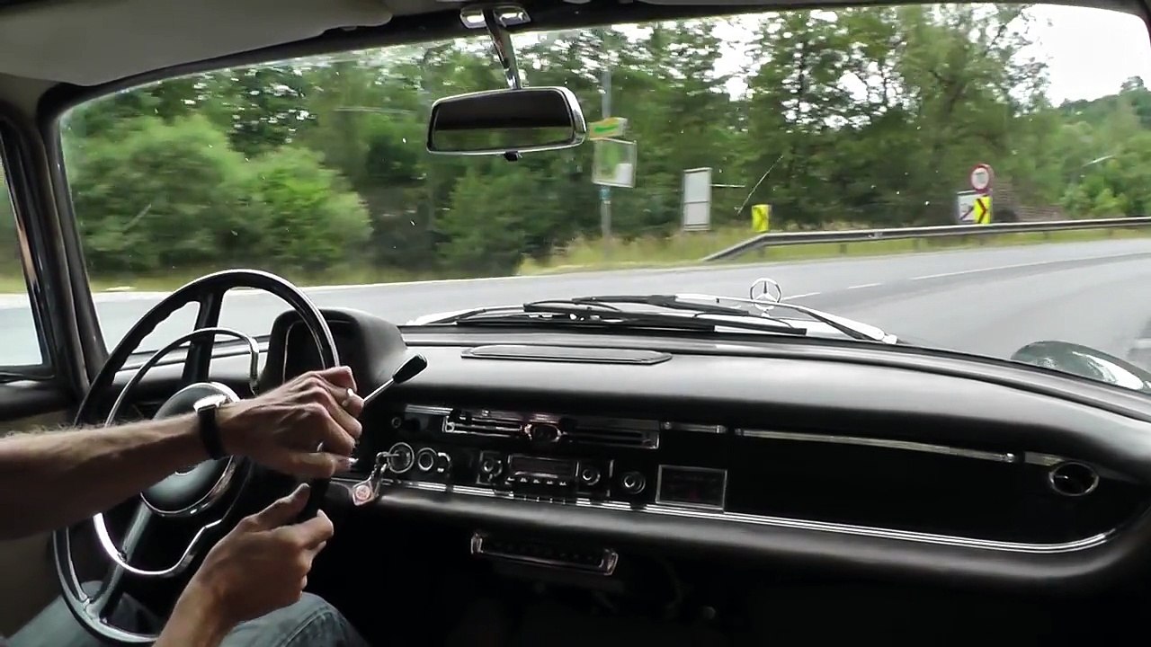 Mercedes 200D Heckflosse W110 vor Baubeginn Umfahrung Zwettl