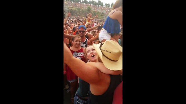 Il fait sa demande en mariage lors d'un concert et ce qu'il se passe après ça est incroyable