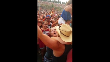 Il fait sa demande en mariage lors d'un concert et ce qu'il se passe après ça est incroyable