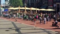 FC-supporters lopen over Grote Markt - RTV Noord