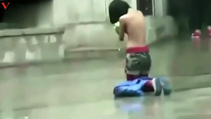 The 15 years old Chinese girl nude in the rain to take 12 yuan to by a bread