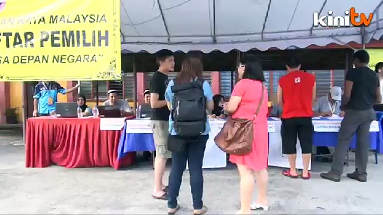 9.15am: Mah casts ballot as Teluk Intan by-election kicks off