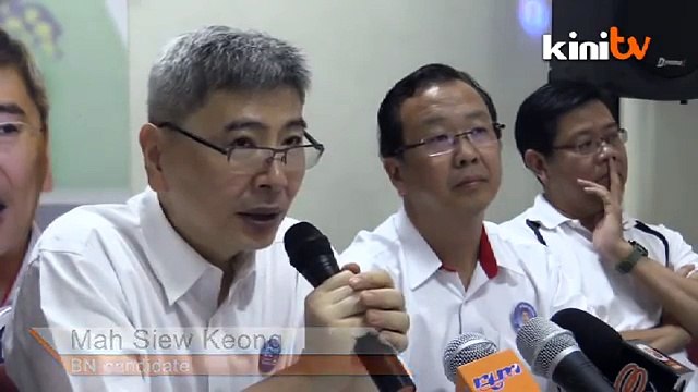 Poster disimbah cat merah, Mah minta DAP henti provokasi