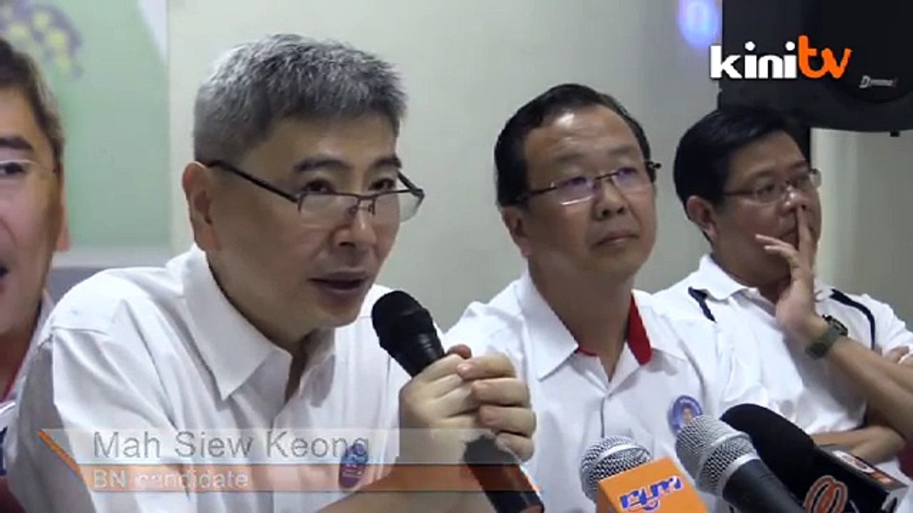 Poster disimbah cat merah, Mah minta DAP henti provokasi