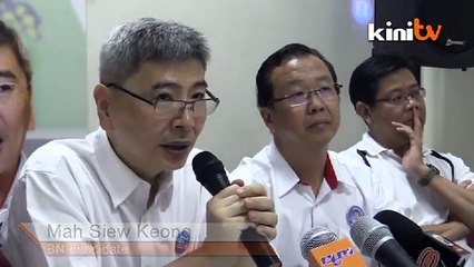 Poster disimbah cat merah, Mah minta DAP henti provokasi