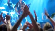 Dave Grohl saves kid at Them Crooked Vultures concert