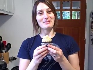 how to eat a cupcake