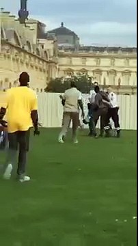 Les vendeurs de rue africains attaquent la police au centre de paris