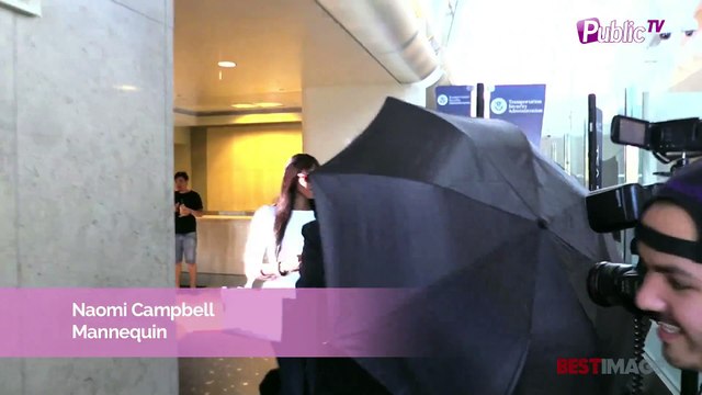 Exclu Vidéo : Naomi Campbell : ras-le-bol des paparazzi, elle se cache derrière un parapluie à LAX !