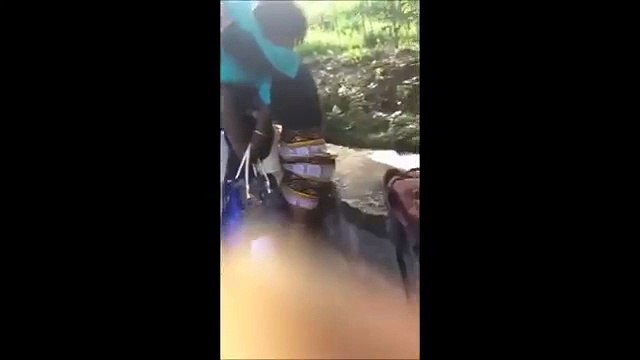 Comores infos: Deux jeunes filles s'embrassent dans la rue à Mayotte