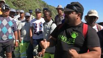 A La Réunion, des bénévoles à la recherche de débris d'avion