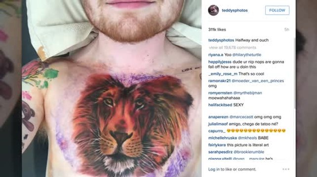 Ed Sheeran se hace un tatuaje gigante de león en su pecho