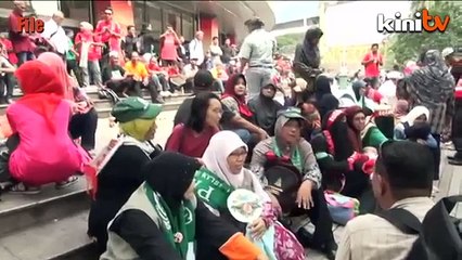 Tải video: Nik Aziz kesal muslimah disamakan pelacur atasan