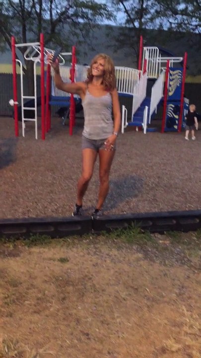 Une maman se prend en selfie dans un parc pour enfants... WTF?