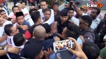 Umno lempar memo bantahan di muka MP DAP