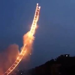 Une incroyable échelle de 500 mètres en feux d'artifices !