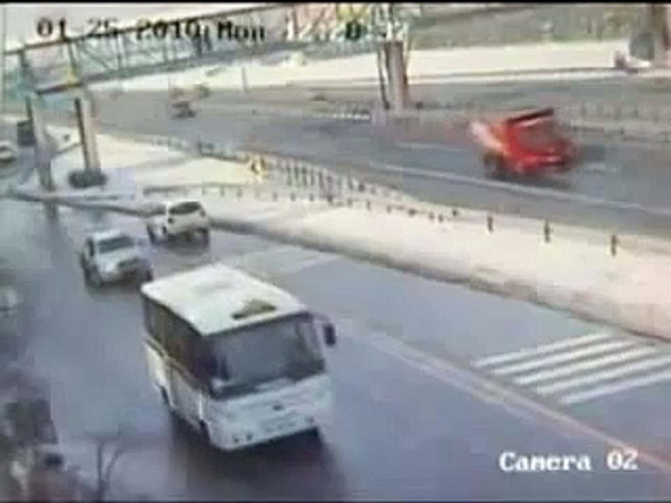 Camion distrugge un ponte in Turchia il video