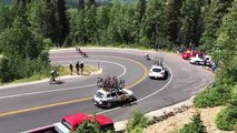 Un coureur cycliste percute une voiture de plein fouet en arrivant trop vite dans une descente !